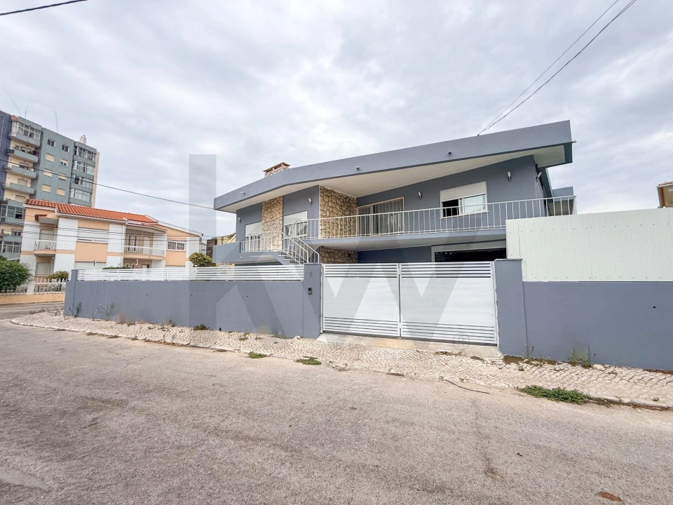 Moradia T8 para Venda em Amora Foto 2