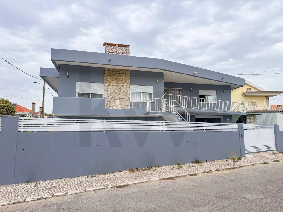 Moradia T8 para Venda em Amora Foto 1