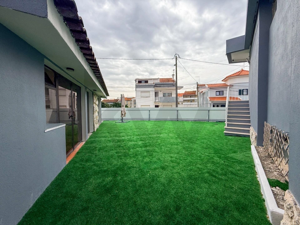 Moradia T8 para Venda em Amora Foto 14