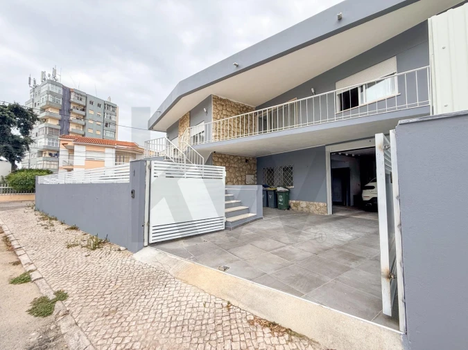 Moradia T8 para Venda em Amora Foto 4