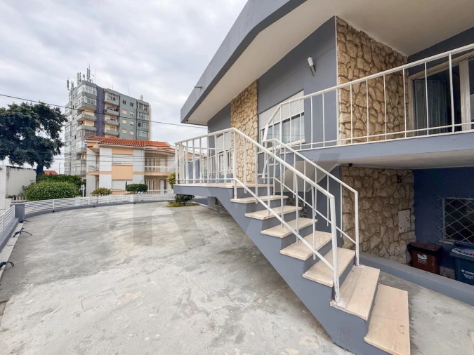 Moradia T8 para Venda em Amora Foto 5