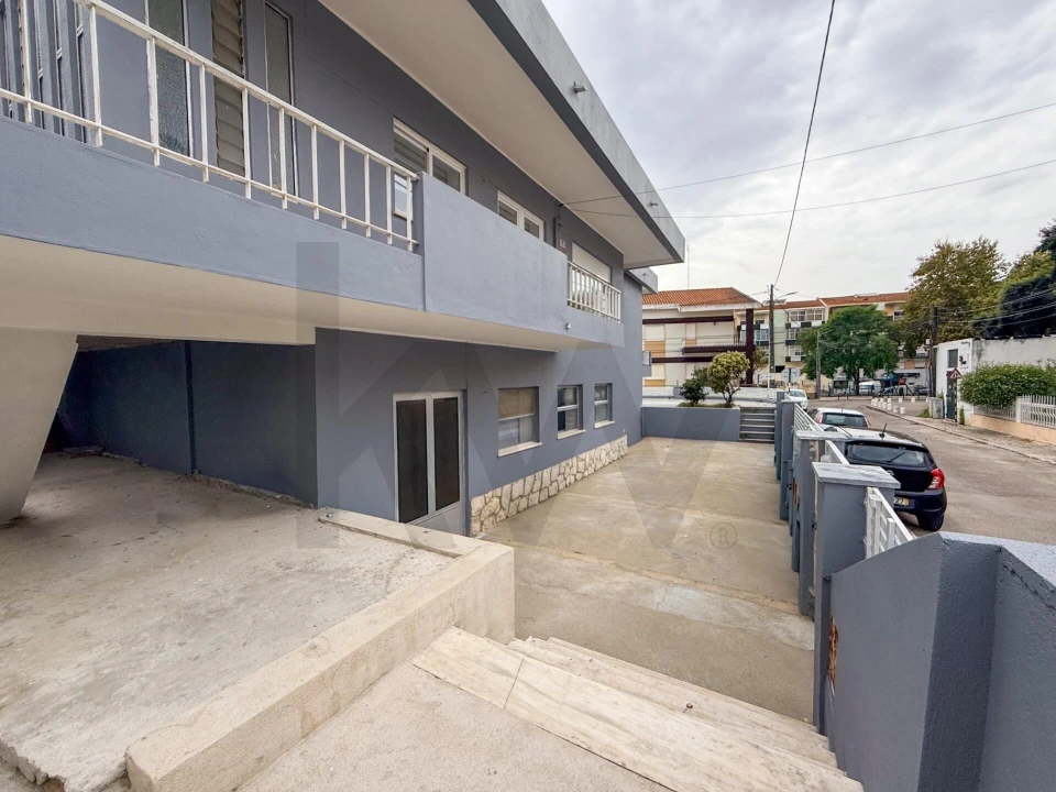 Moradia T8 para Venda em Amora Foto 9