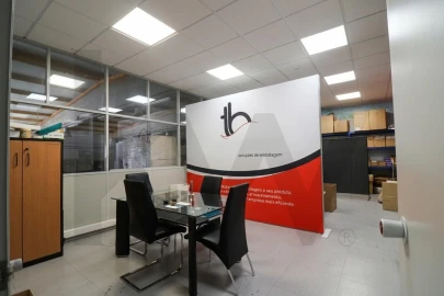 Armazém para Arrendamento em Nogueira e Silva Escura