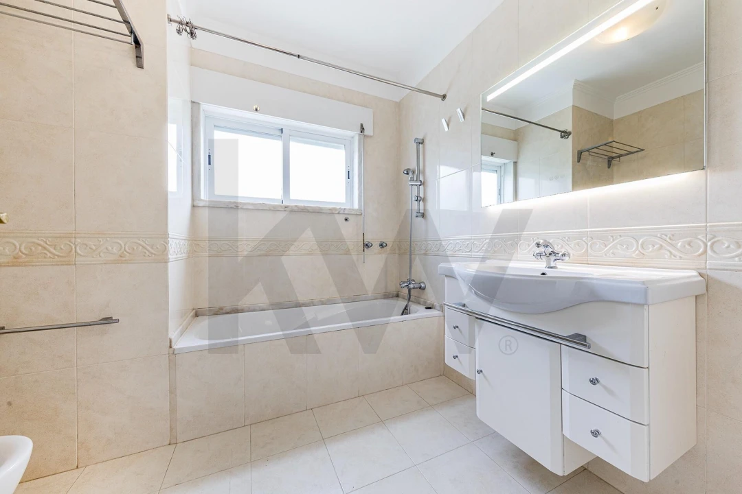 Apartamento T3 para Arrendamento em Porto Salvo Foto 23