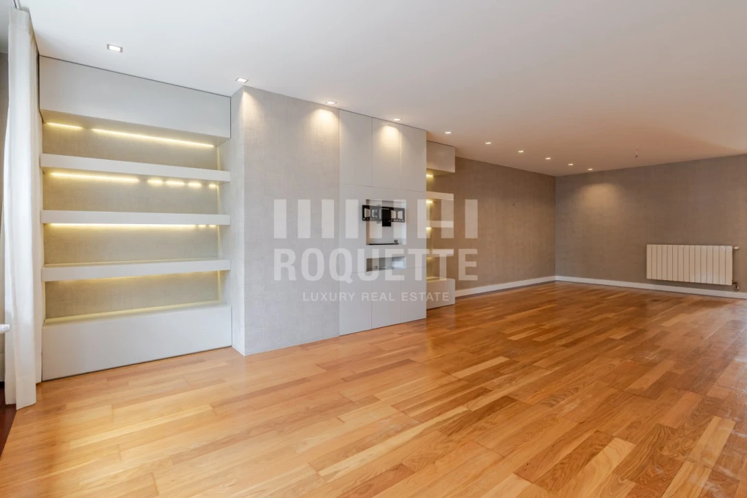 Apartamento T4 para Venda em Aldoar, Foz do Douro e Nevogilde Foto 1
