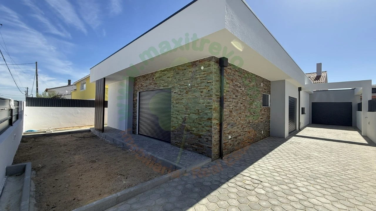 Moradia T4 para Venda em Fernao Ferro Foto 1