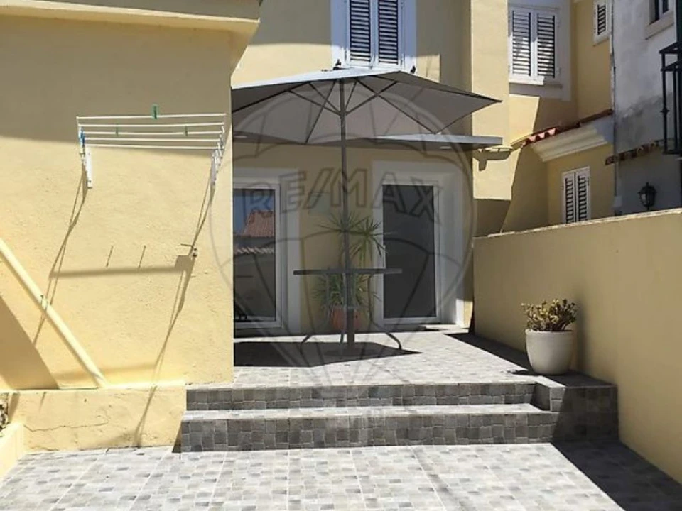 Moradia T2 para Venda em Santo Antonio dos Olivais Foto 1