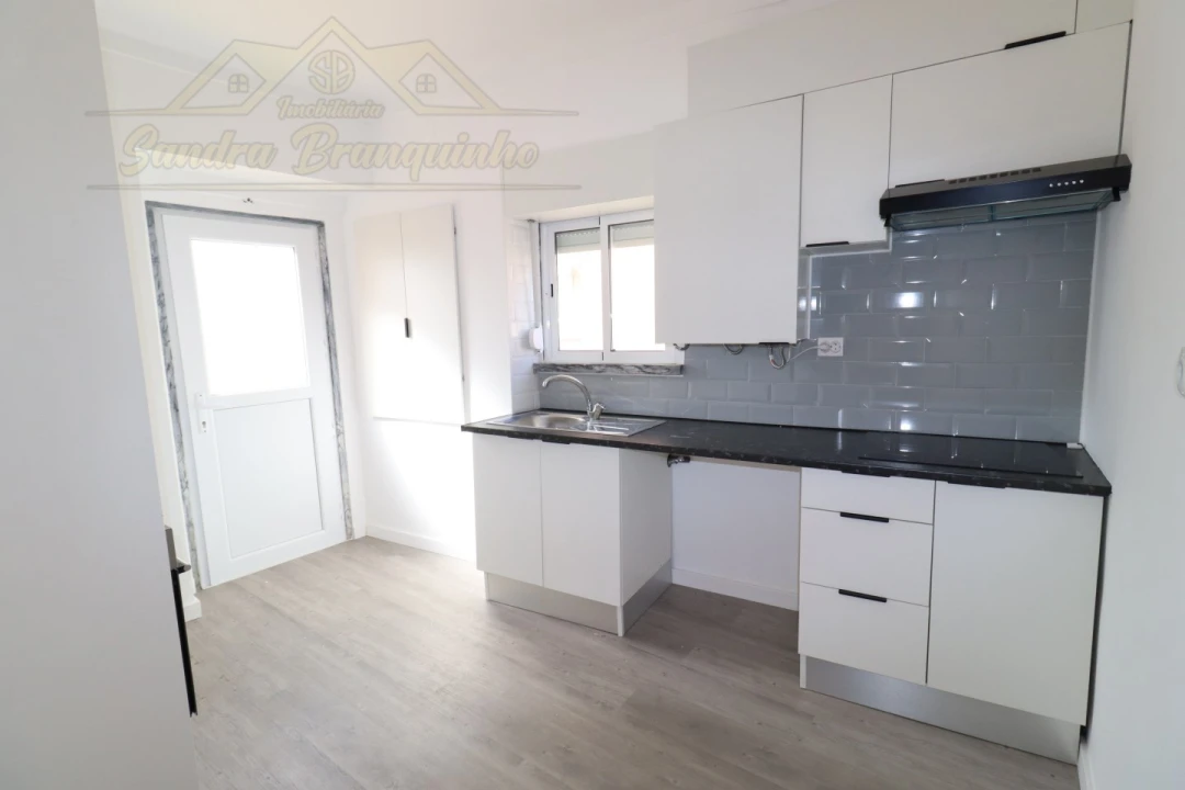 Apartamento T2 para Venda em Santa Maria, São Pedro e Matacães Foto 3