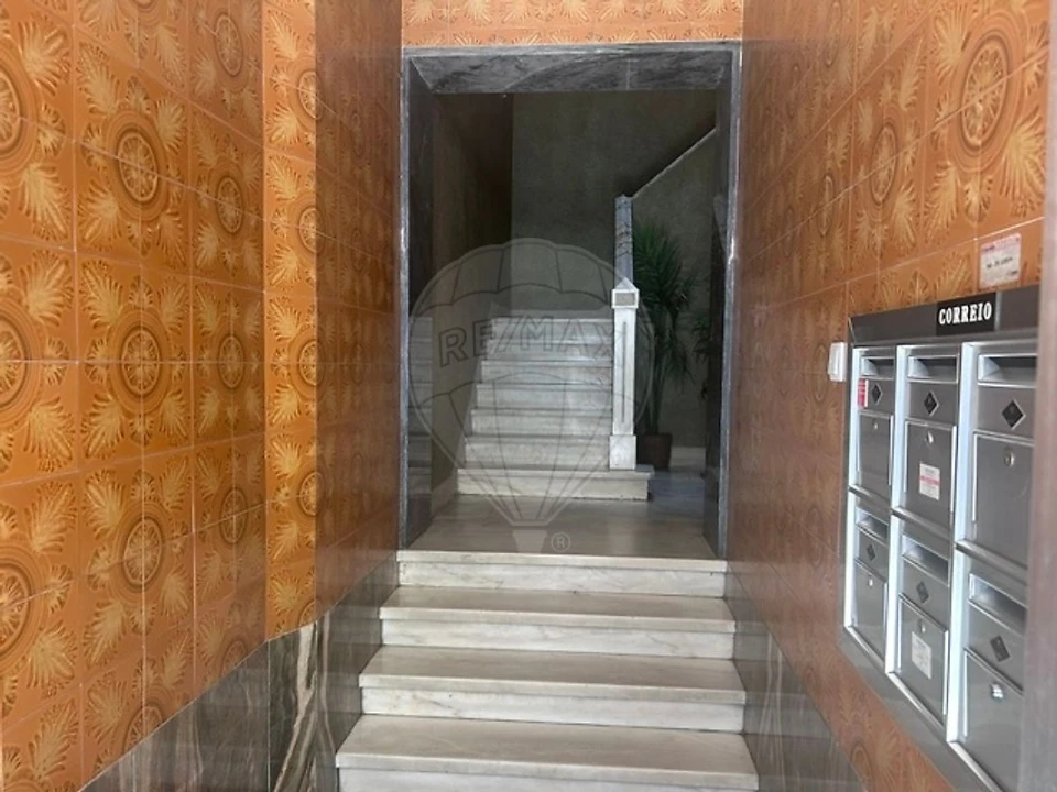 Apartamento T1 para Venda em Beato Foto 2