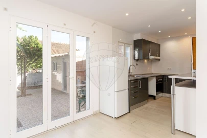 Apartamento T2 para Arrendamento em Charneca de Caparica e Sobreda