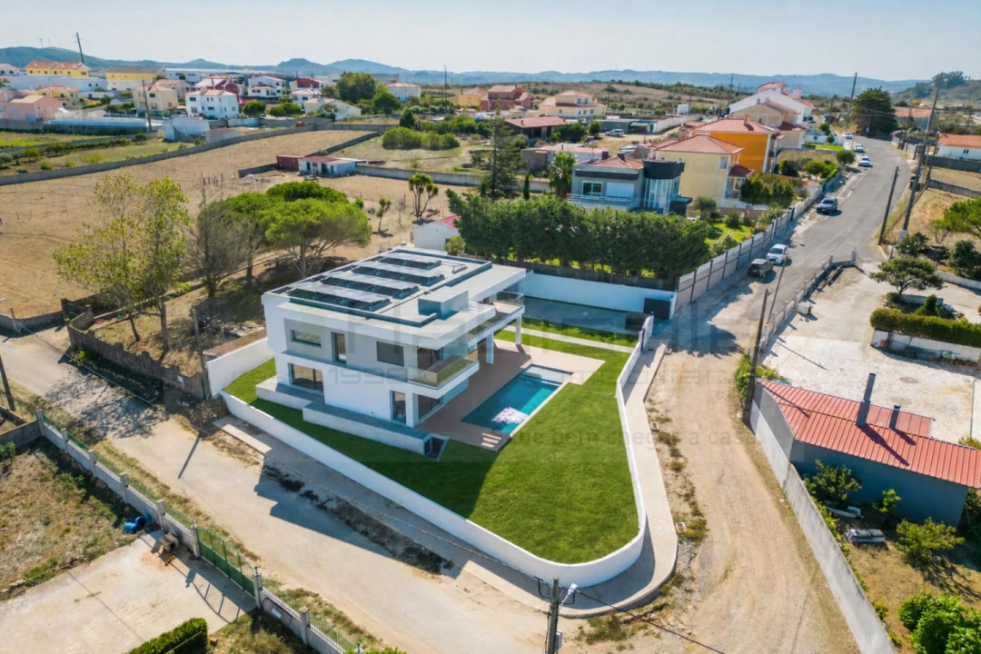 Moradia T5 para Venda em Igreja Nova e Cheleiros Foto 3