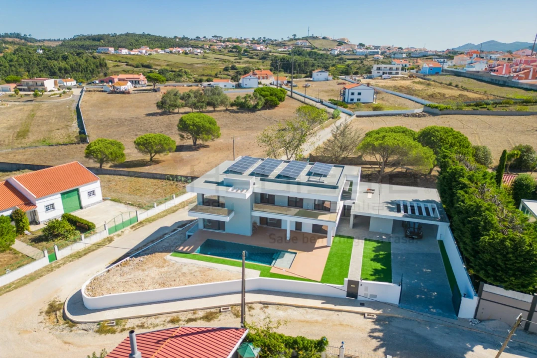 Moradia T5 para Venda em Igreja Nova e Cheleiros Foto 4
