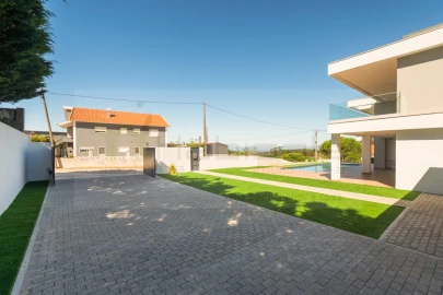 Moradia T5 para Venda em Igreja Nova e Cheleiros