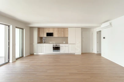 Apartamento T3 para Venda em Santo António dos Cavaleiros e Frielas