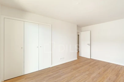 Apartamento T3 para Venda em Santo António dos Cavaleiros e Frielas