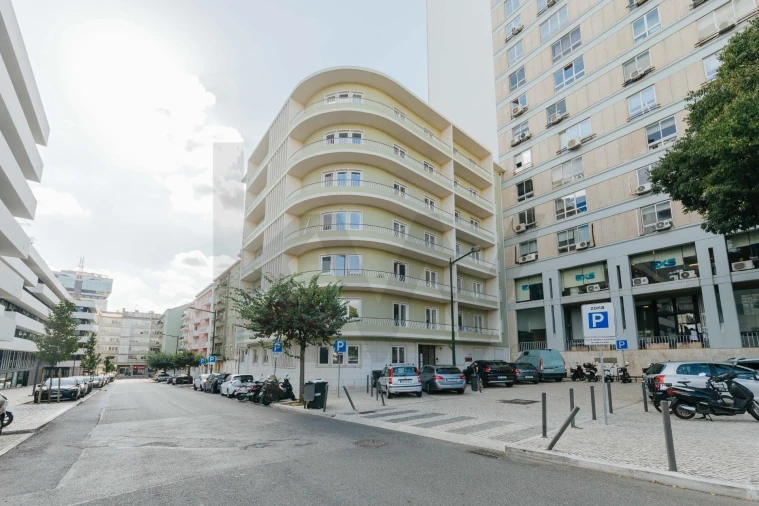 Apartamento T3 para Venda em Campolide Foto 30