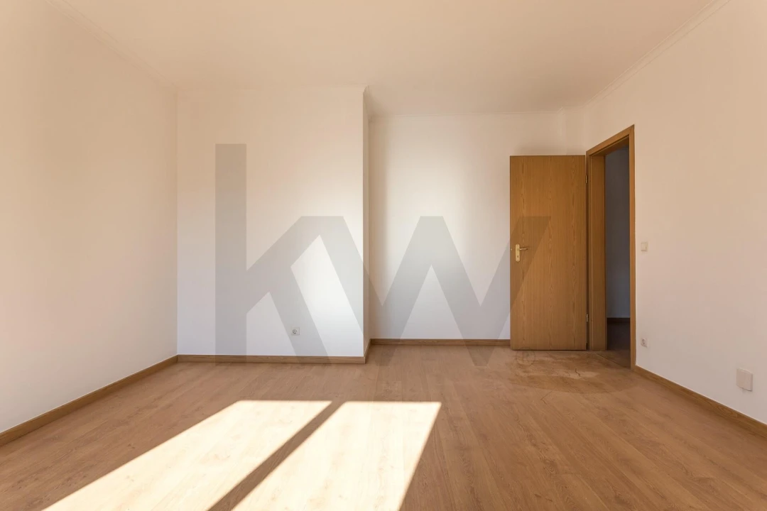 Apartamento T2 para Venda em Alvalade Foto 3