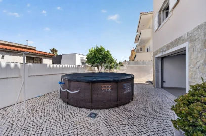 Moradia T4 para Venda em Pontinha e Famões