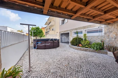 Moradia T4 para Venda em Pontinha e Famões