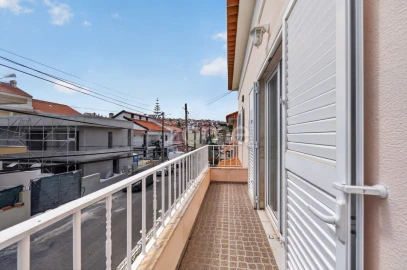 Moradia T4 para Venda em Pontinha e Famões
