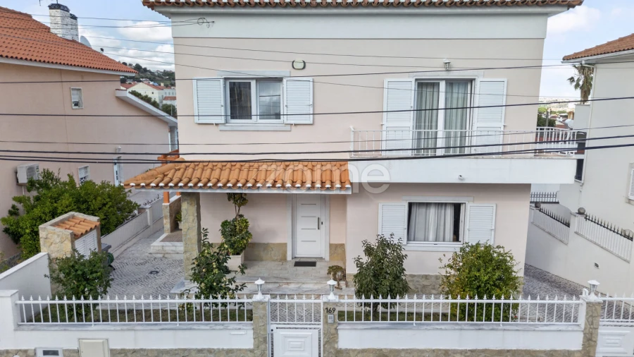 Moradia T4 para Venda em Pontinha e Famões