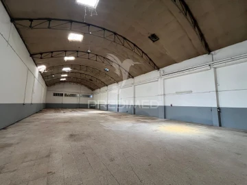 Armazém para Arrendamento em Candoso Santiago e Mascotelos