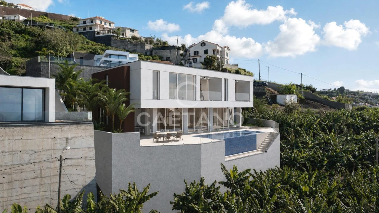 Moradia T4 para Venda em Ribeira Brava Foto 2