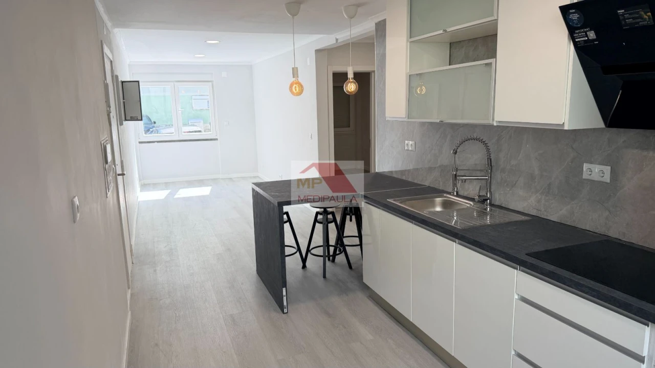 Apartamento T2 para Venda em Benfica Foto 2