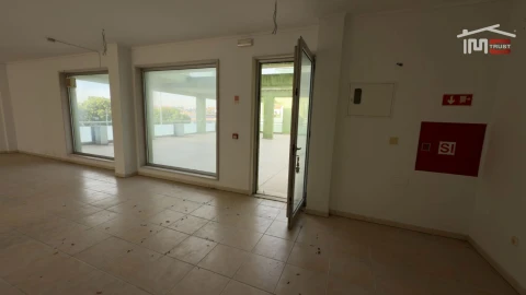 Loja para Venda em Camarate, Unhos e Apelação