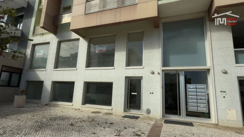 Loja para Venda em Camarate, Unhos e Apelação