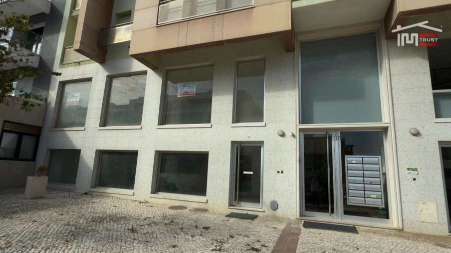 Loja para Venda em Camarate, Unhos e Apelação Foto 32