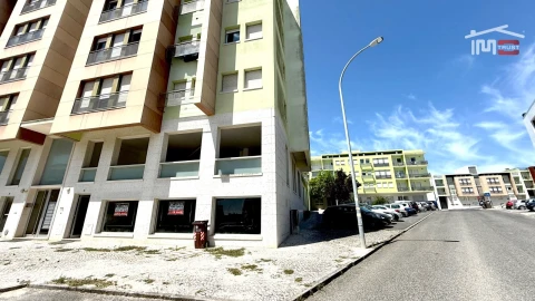Loja para Venda em Camarate, Unhos e Apelação