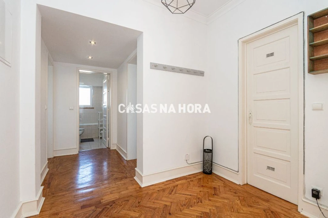 Apartamento T2 para Arrendamento em Campolide Foto 2