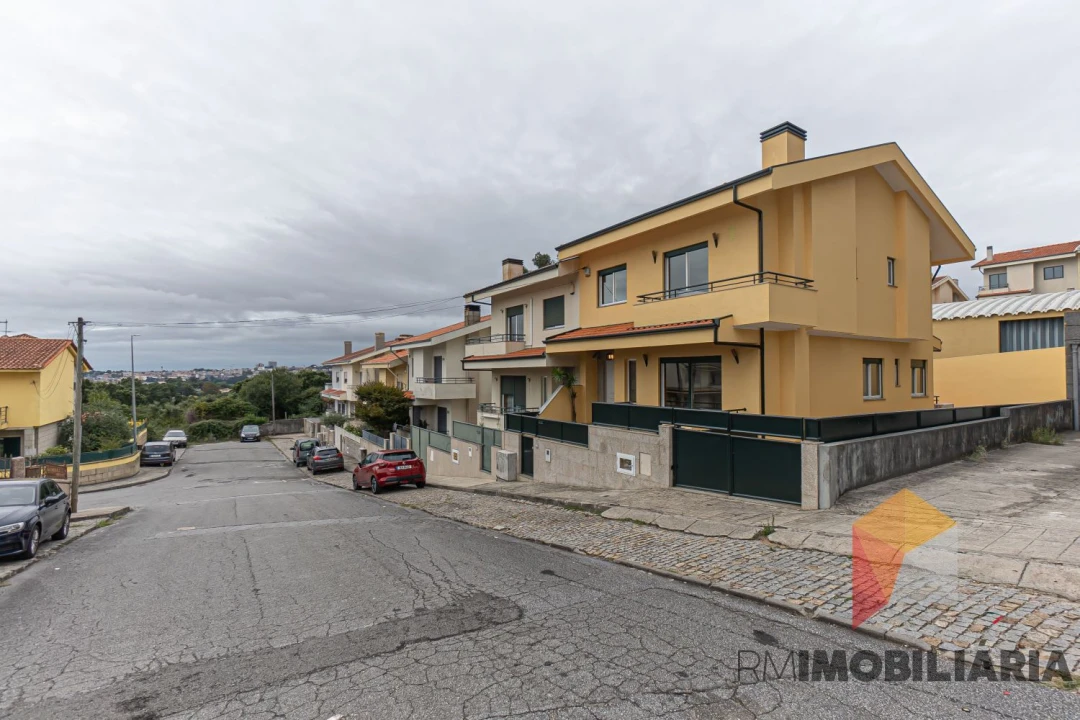 Moradia T4 para Venda em Fânzeres e São Pedro da Cova Foto 56