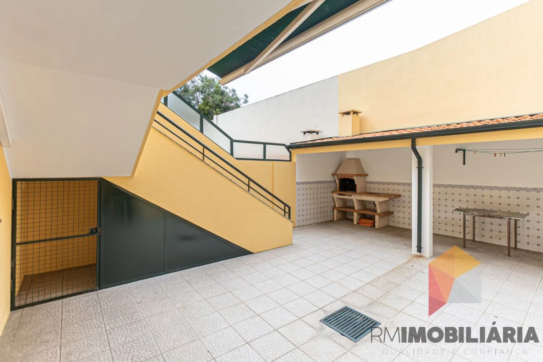 Moradia T4 para Venda em Fânzeres e São Pedro da Cova Foto 49