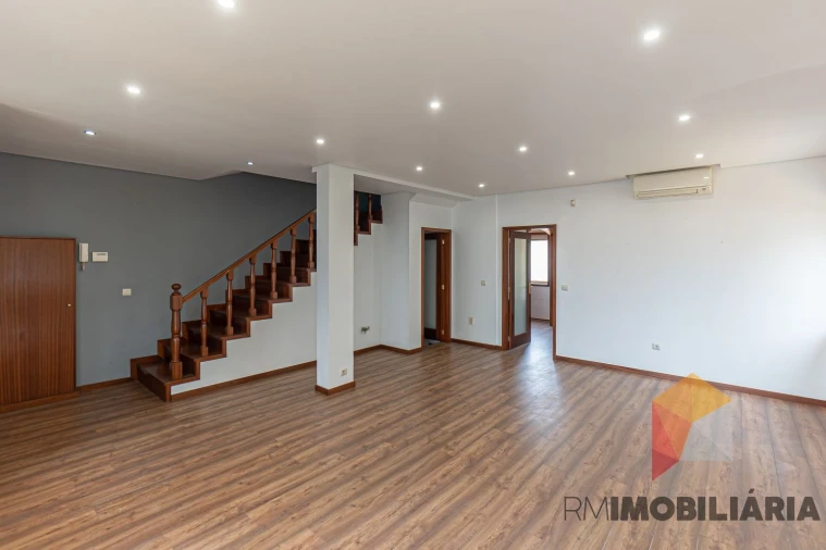 Moradia T4 para Venda em Fânzeres e São Pedro da Cova Foto 8