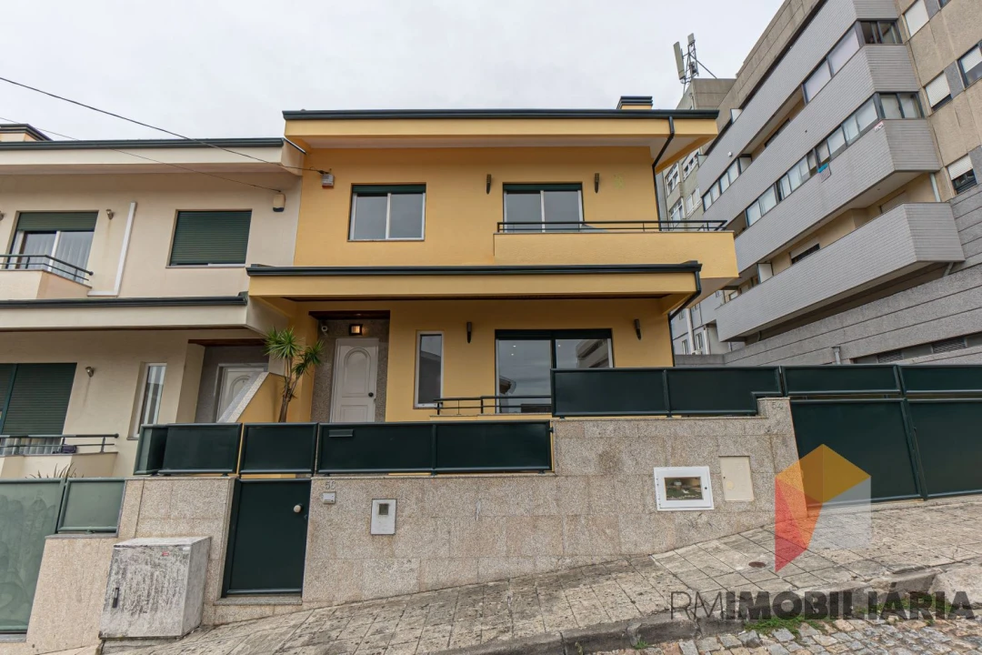 Moradia T4 para Venda em Fânzeres e São Pedro da Cova Foto 1