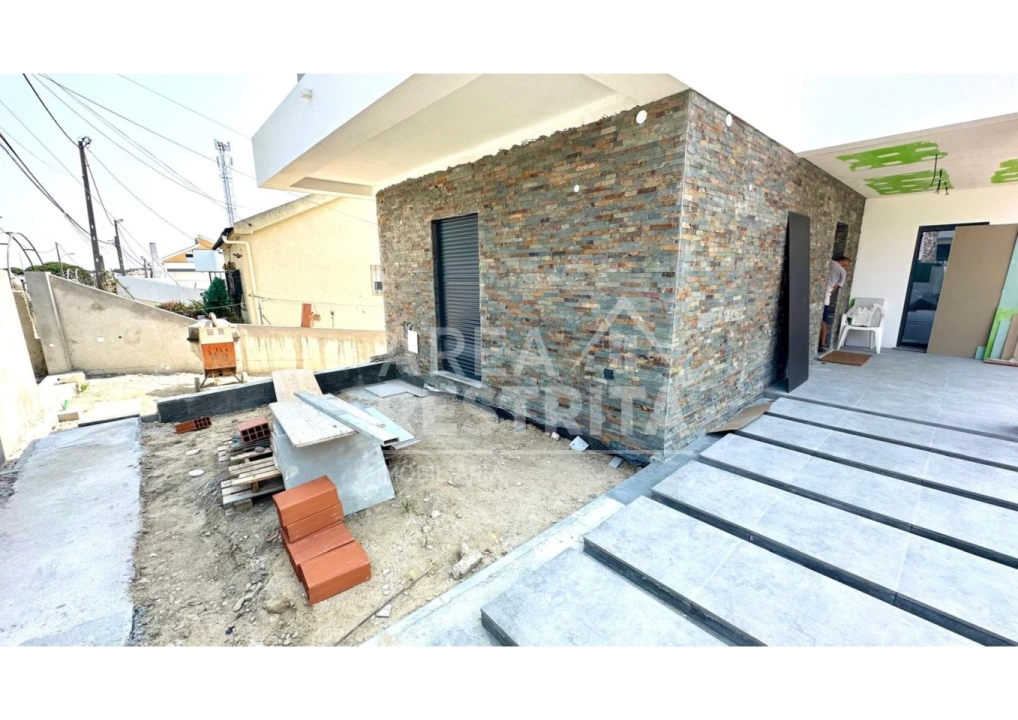 Moradia T4 para Venda em Charneca de Caparica e Sobreda Foto 11