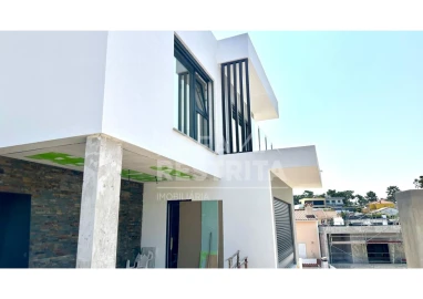 Moradia T4 para Venda em Charneca de Caparica e Sobreda