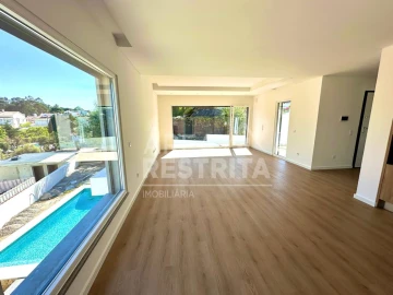 Moradia T4 para Venda em Charneca de Caparica e Sobreda