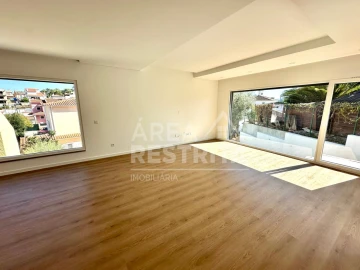 Moradia T4 para Venda em Charneca de Caparica e Sobreda