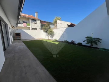 Moradia T4 para Arrendamento em Silvalde