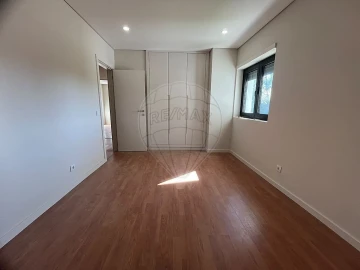 Moradia T4 para Arrendamento em Silvalde