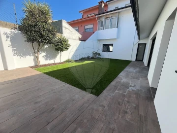 Moradia T4 para Arrendamento em Silvalde