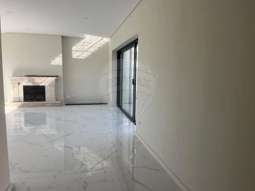 Moradia T4 para Arrendamento em Silvalde