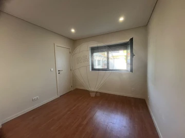 Moradia T4 para Arrendamento em Silvalde