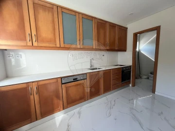 Moradia T4 para Arrendamento em Silvalde