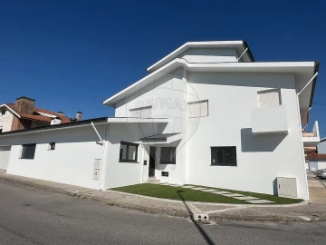 Moradia T4 para Arrendamento em Silvalde