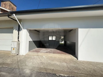 Moradia T4 para Arrendamento em Silvalde