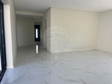 Moradia T4 para Arrendamento em Silvalde